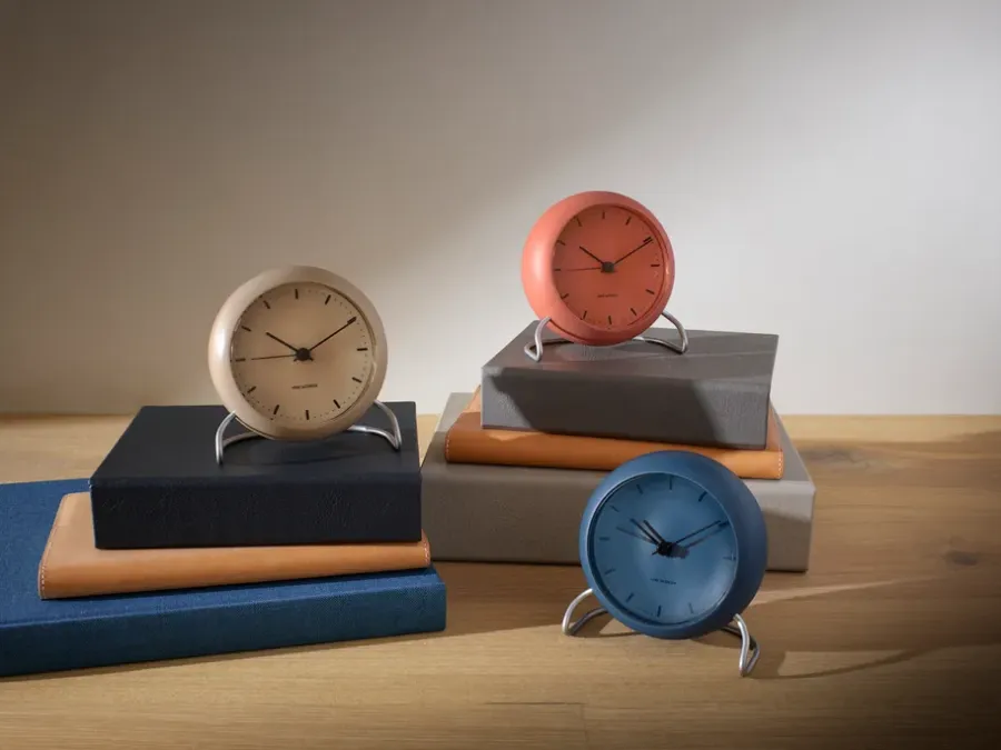 Arne Jacobsen Clocks AJ City Hall tafel klok, Sandy beige< Tafelklokken