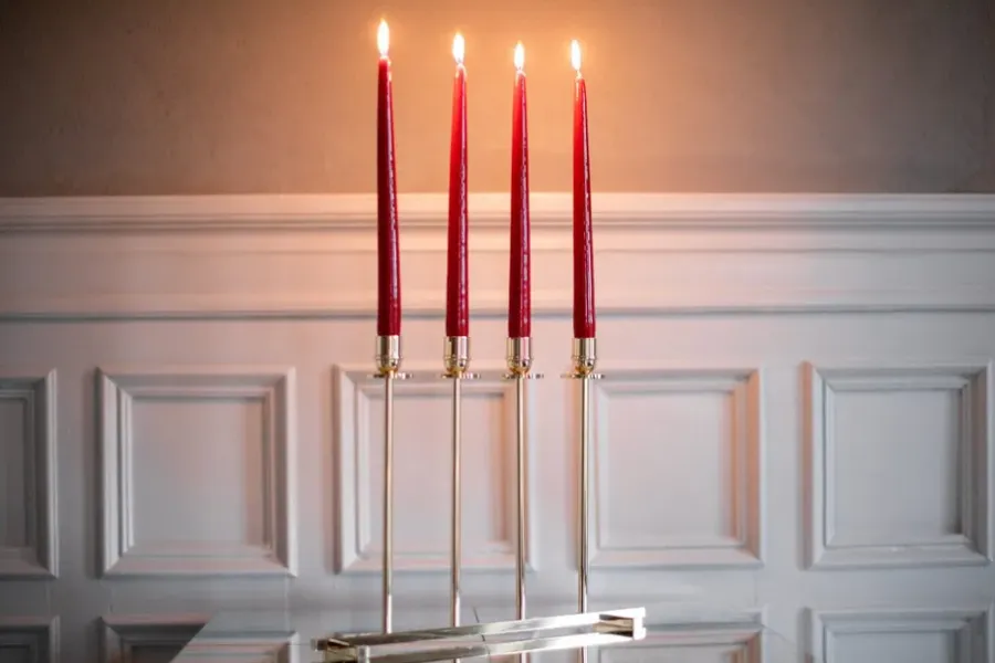 Hilke Collection Alto kandelaar, Massief messing< Adventskandelaars & -Kaarsen