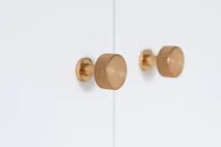 Form & Refine Angle haak large, Messing< Haken & Hangers