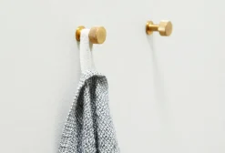 Form & Refine Angle haak small, Messing< Haken & Hangers
