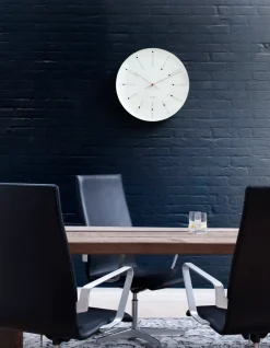 Arne Jacobsen Clocks Arne Jacobsen Bankers klok, Ø 29 cm.< Wandklokken
