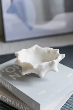 Mette Ditmer Art piece kastanje Ø20 cm, Off-white< Decoratieve Schalen