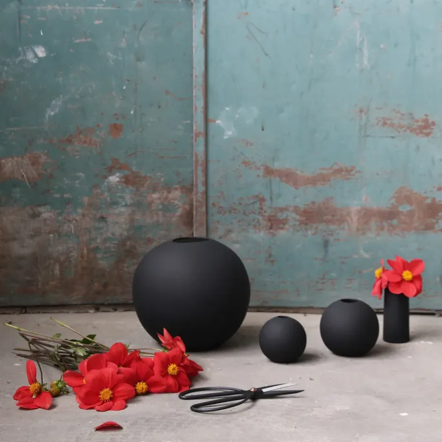 Cooee Design Ball vaas black, 8 cm.< Vazen