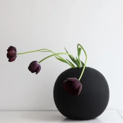 Cooee Design Ball vaas black, 20 cm.< Vazen