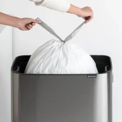 Brabantia Bo touch bin high 60 L, Mat-geborsteld staal< Prullenbakken