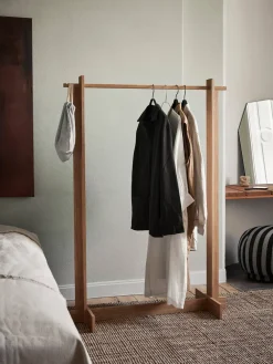 Ferm Living Bridge Clothes Rack kledinghanger, Geolied eikenhout< Kapstokken & Hangrekken