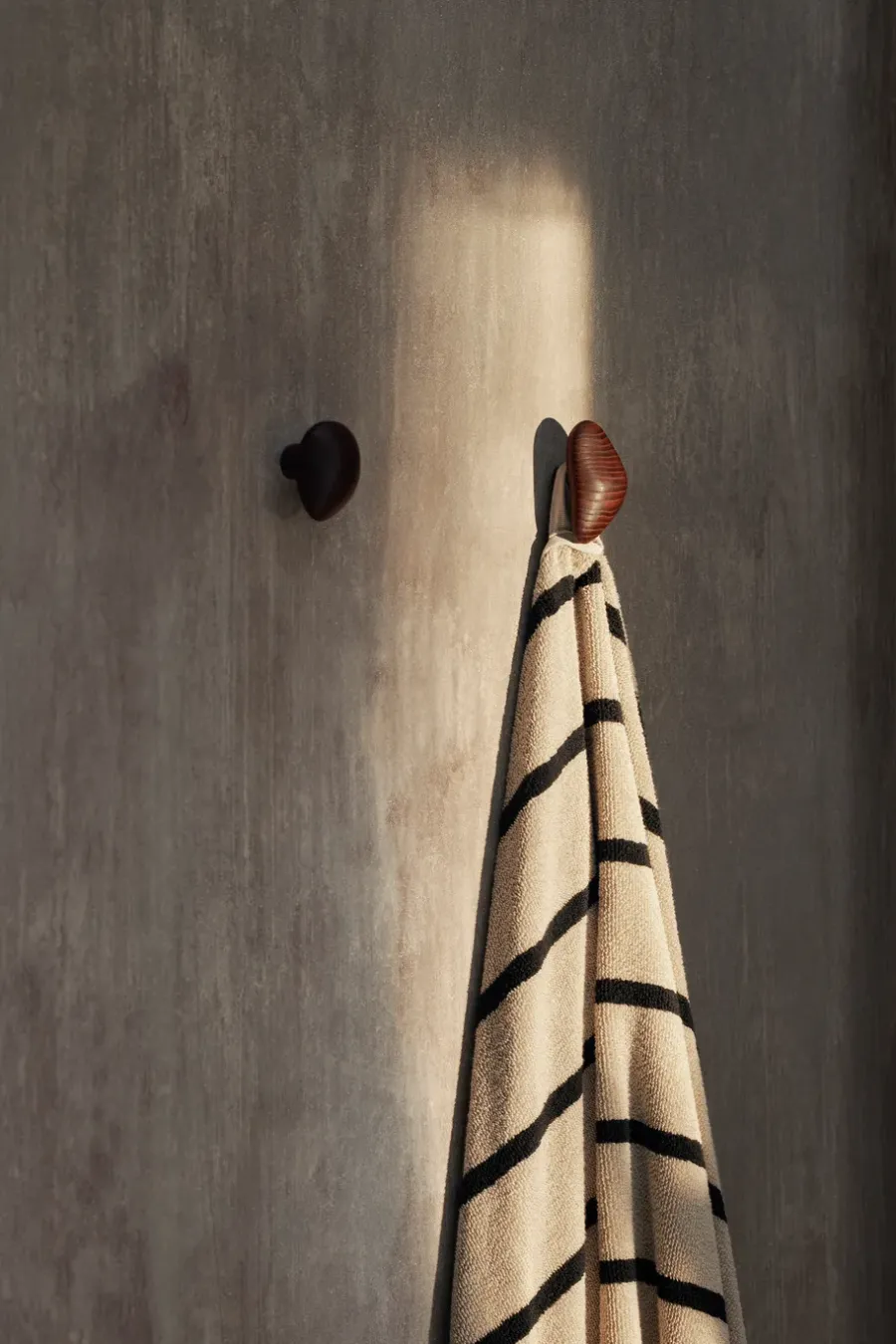 Ferm Living Cairn haak 2-delig, Dark Brown< Haken & Hangers