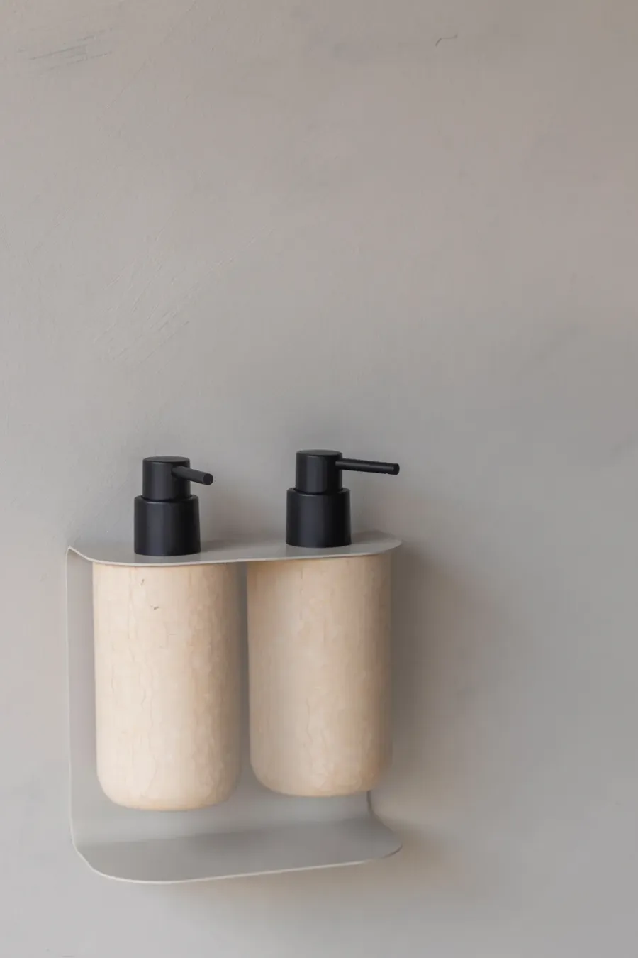 Mette Ditmer Carry wandhouder dubbel, Sand grey< Zeepdispensers & Zeepschaaltjes