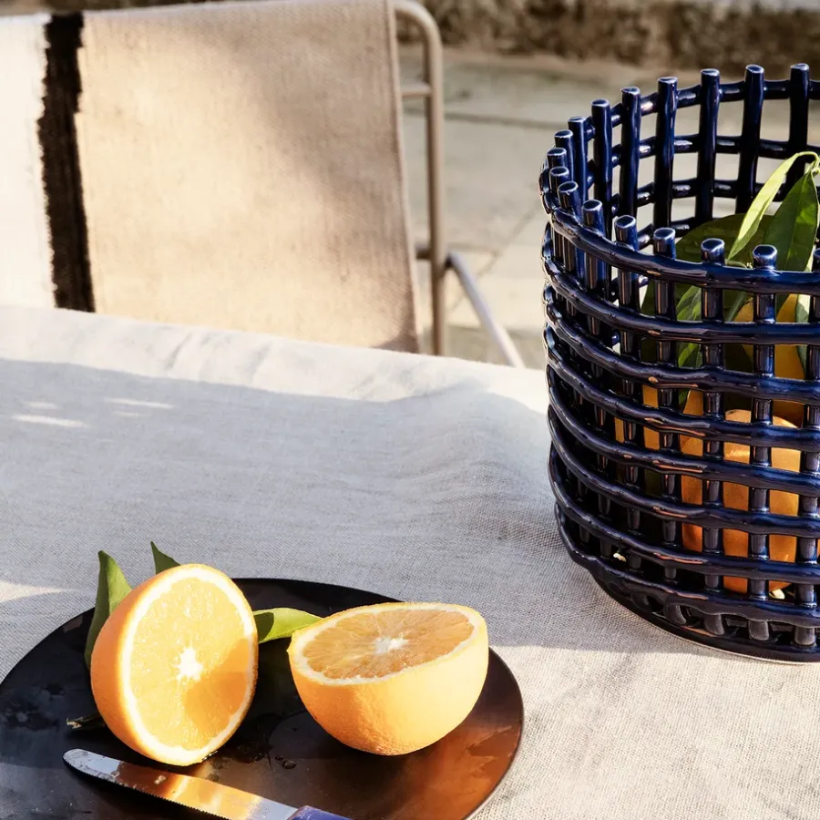 Ferm Living Ceramic gevlochten mand Ø23,5 cm, Blauw< Opbergmanden