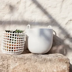 Ferm Living Ceramic gevlochten mand Ø23,5 cm, Off white< Opbergmanden