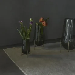 Audo Copenhagen Échasse vaas klein, rookkleurig glas< Vazen