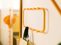 Essem Design Classic kapstok 100 cm, Sungeel< Haken & Hangers