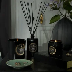 Voluspa Classic Maison Noir geurkaars 60 uur, French Linen< Geurkaarsen & Aroma Diffusers