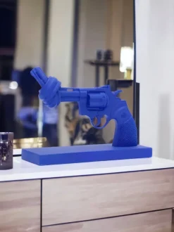 Non Violence Cobolt blue 30 cm, Blauw< Decoratieve Accessoires