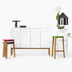 A2 Collect kast 2010 laag, Witgeolied eikenhout< Kasten & Vitrines