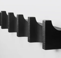 Kristina Dam Studio Column kapstok 49 cm, Zwartgelakt eik< Kapstokken & Hangrekken