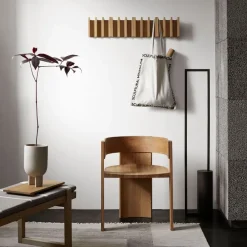 Kristina Dam Studio Column kapstok, oak black lacquered< Kapstokken & Hangrekken