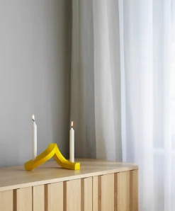 Normann Copenhagen Crooked kandelaar 2, Yellow< Kandelaars