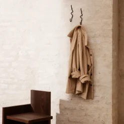 Ferm Living Curvature haak enkel, Zwart messing< Haken & Hangers