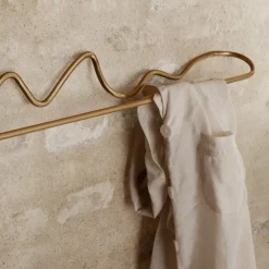 Ferm Living Curvature handdoekhanger, Messing< Handdoekenrekken & -Ringen