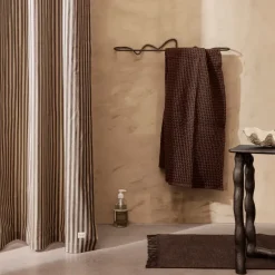Ferm Living Curvature handdoekhanger, Zwart messing< Handdoekenrekken & -Ringen