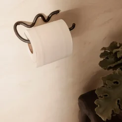 Ferm Living Curvature toiletpapierhouder, Zwart messing< Toiletpapierhouders