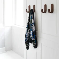 Normann Copenhagen Curve haak, Walnoot< Haken & Hangers