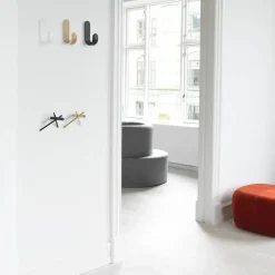 Normann Copenhagen Curve haak, zwart< Haken & Hangers