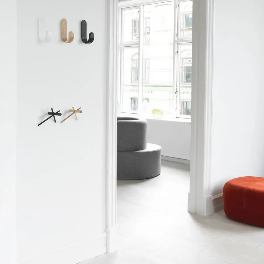 Normann Copenhagen Curve haak, zwart< Haken & Hangers