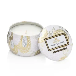 Voluspa Decorative tin kaars 25 branduren, Panjore Lychee< Geurkaarsen & Aroma Diffusers