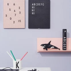 Design Letters letterbox, Zwarte letters< Prikborden