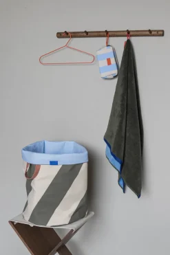 Mette Ditmer Diagonaal wasmand Ø40x50 cm, Dark olive-sand< Wasmanden