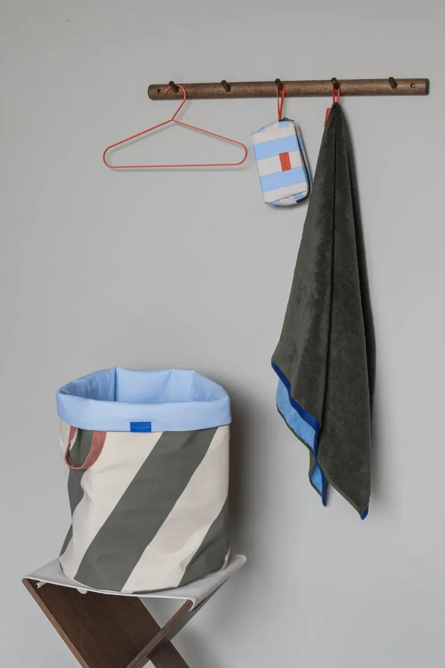 Mette Ditmer Diagonaal wasmand Ø40x50 cm, Dark olive-sand< Wasmanden
