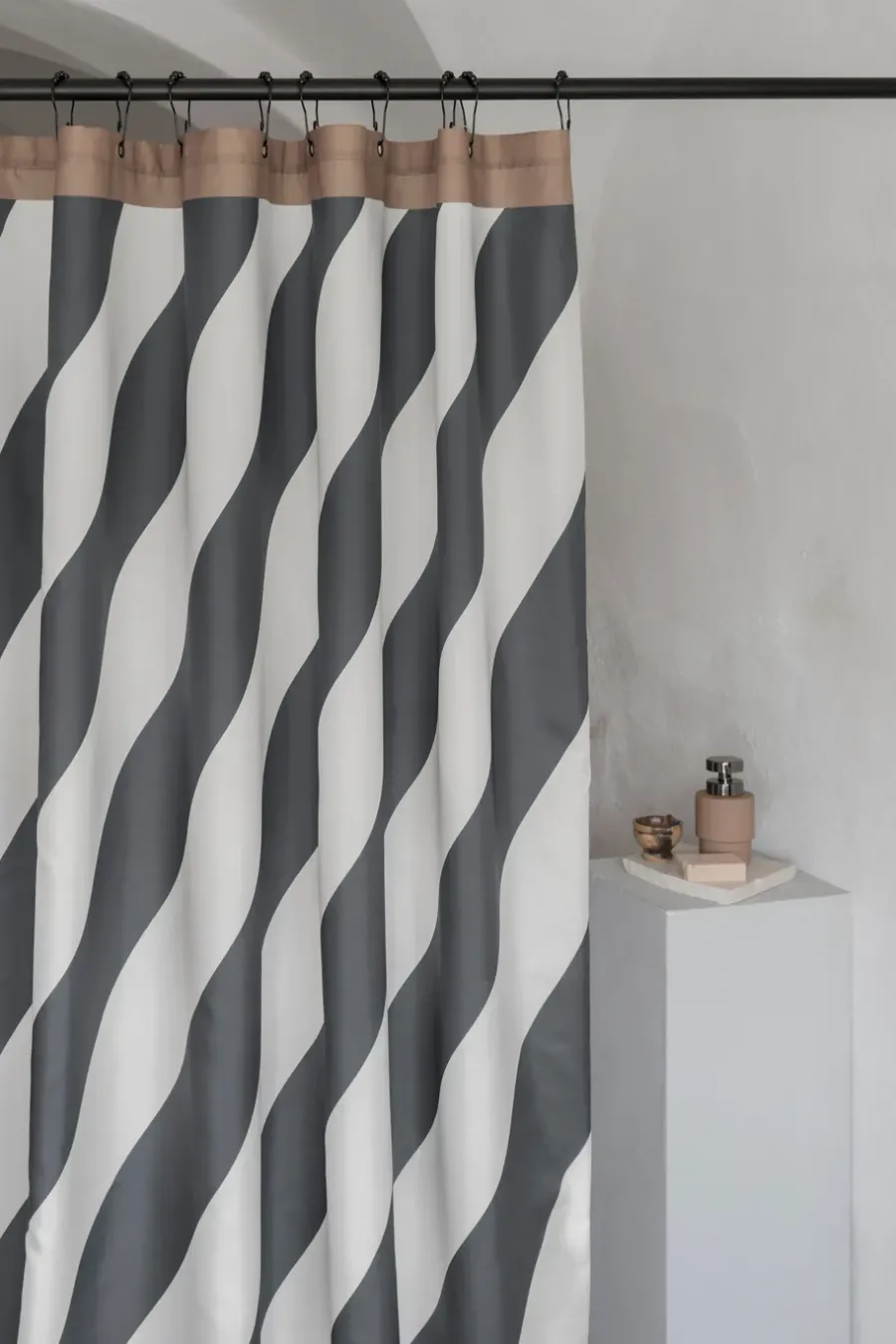 Mette Ditmer Diagonal douchegordijn 150x200 cm, Dark grey< Douchegordijnen