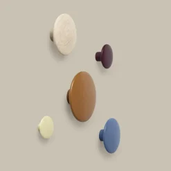 Muuto Dots wandhaak bordeaux, klein< Haken & Hangers|Opbergoplossingen Voor De Kinderkamer