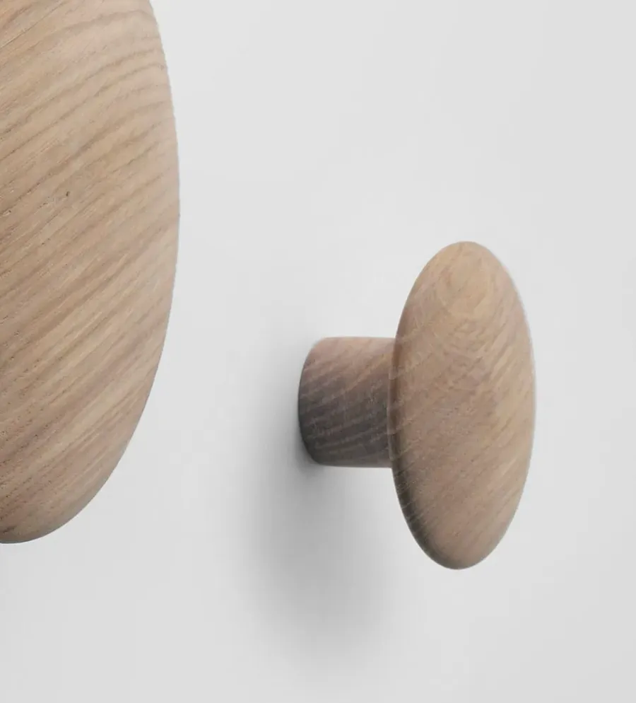 Muuto Dots wandhaak eikenhout, klein< Haken & Hangers|Opbergoplossingen Voor De Kinderkamer