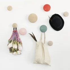 Muuto Dots wandhaak eikenhout, klein< Haken & Hangers|Opbergoplossingen Voor De Kinderkamer