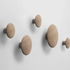 Muuto Dots wandhaak eikenhout, klein< Haken & Hangers|Opbergoplossingen Voor De Kinderkamer