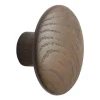 Muuto Dots wood haak dark stained brown, Ø9 cm< Haken & Hangers