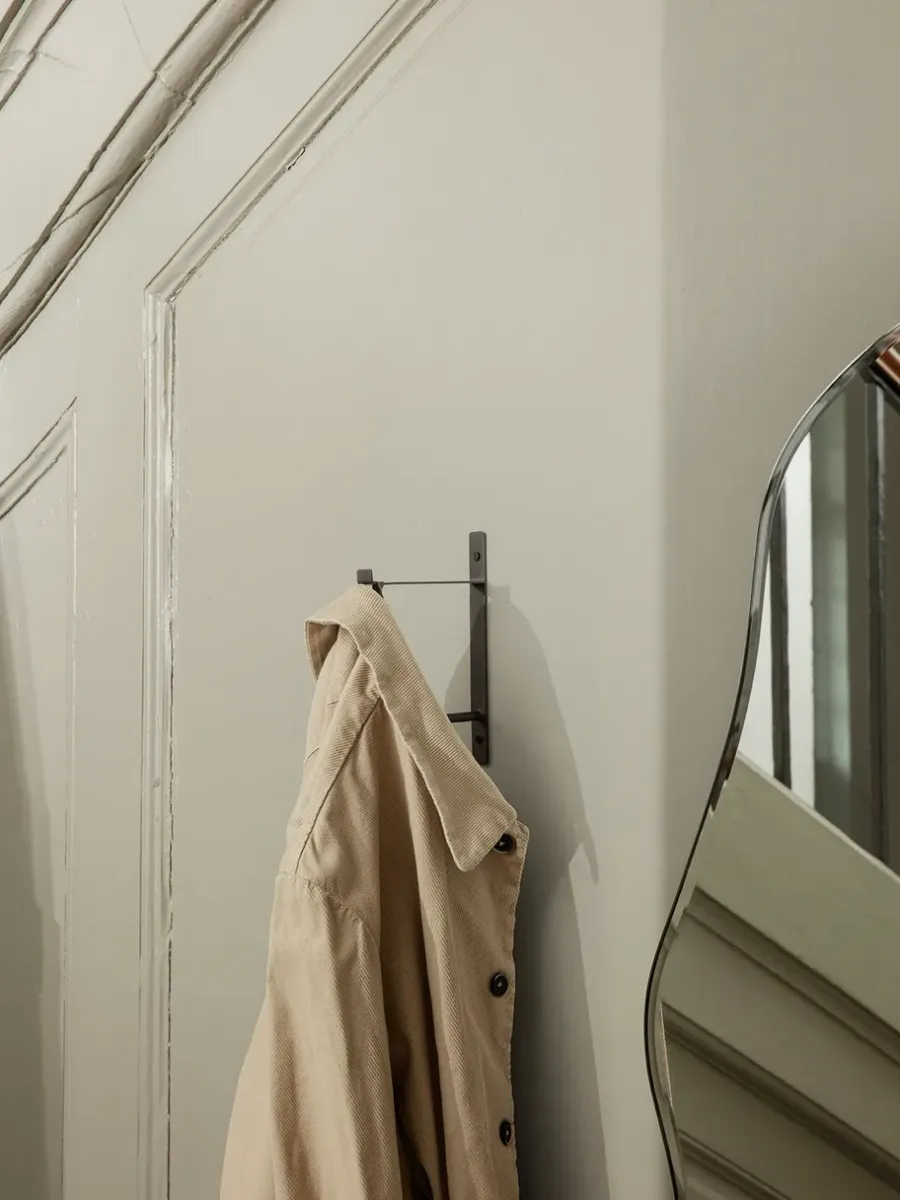 Ferm Living kledinghanger, Black Brass (zwart)< Kapstokken & Hangrekken