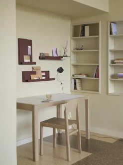 Muuto Folded plank middel, Deep Red< Planken & Planksystemen