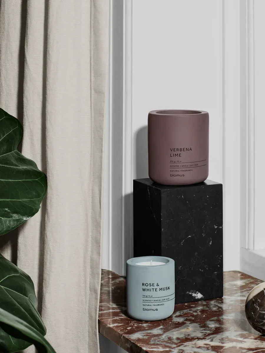 Blomus Fraga geurkaars 24 uur, Rose & White Musk-Flintstone< Geurkaarsen & Aroma Diffusers