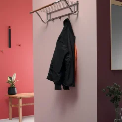 Essem Design Funk hoedenplank, roestvrij staal, geoliede eikenhouten stang.< Garderobehaken & Hoedenplanken