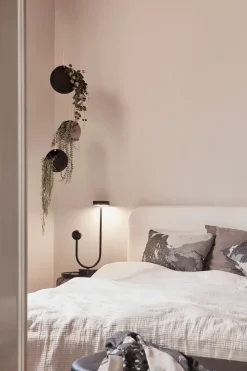 AYTM GLOBE hangende bloempot Ø17 cm h28 cm, Taupe< Bloempotten