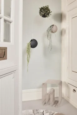 AYTM GLOBE hangende bloempot Ø21 cm h32 cm, Black< Bloempotten