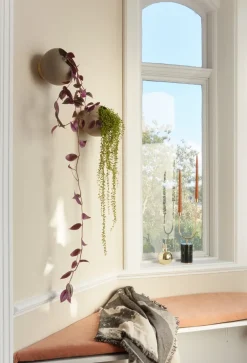 AYTM Globe wandbloempot Ø21 cm, Taupe< Bloempotten