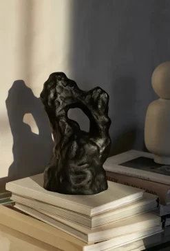 Ferm Living Grotto sculptuur, Blackened Aluminium< Sculpturen & Porseleinen Beelden