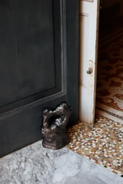 Ferm Living Grotto sculptuur, Blackened Aluminium< Sculpturen & Porseleinen Beelden