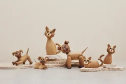 Spring Copenhagen Happy decoratie hond, Eikenhout< Houten Beelden