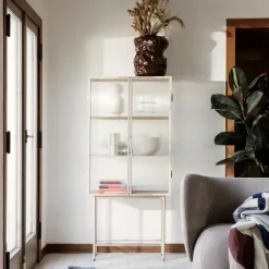 Ferm Living Haze vitrinekast, Cashmere< Kasten & Vitrines